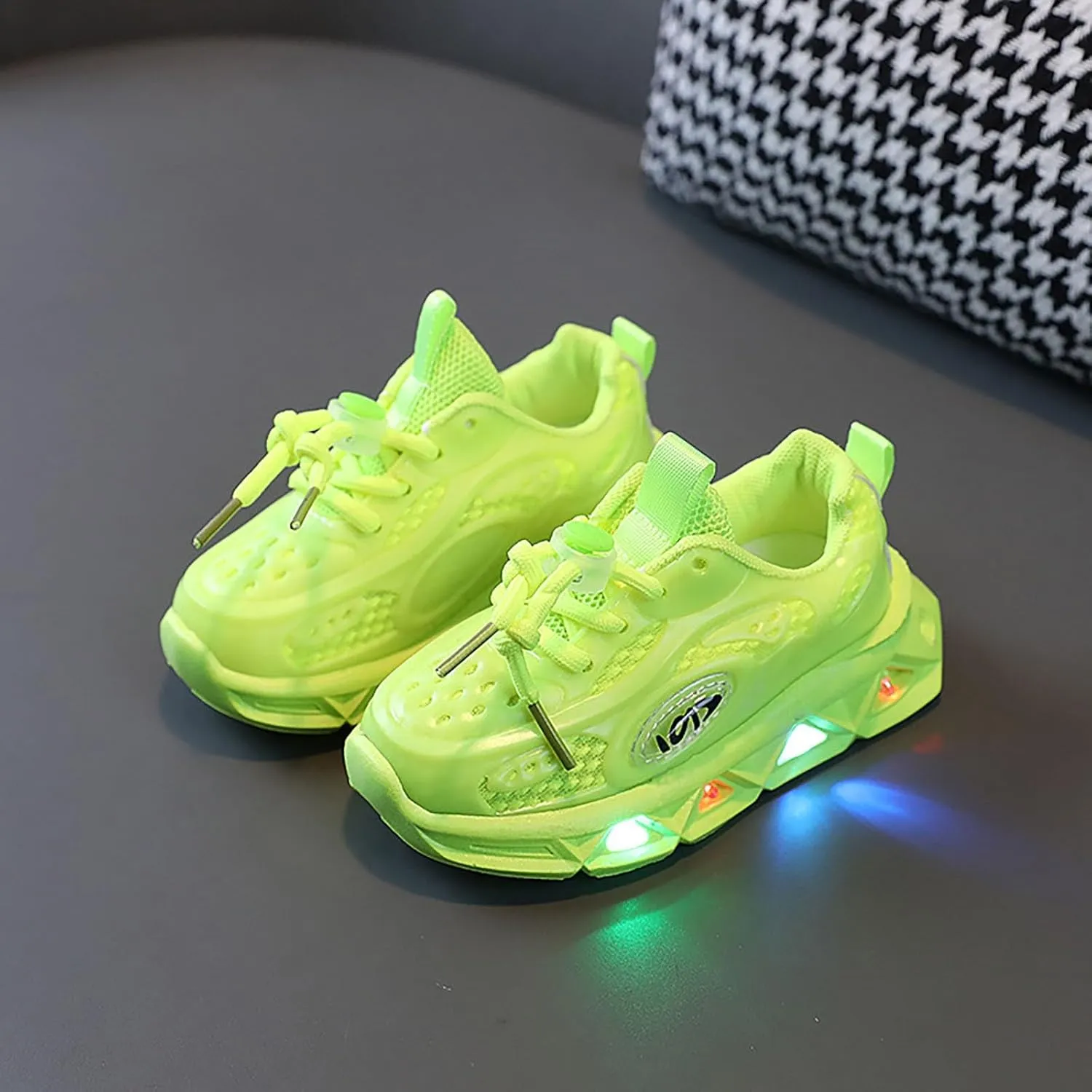 Kids Light Up Shoes Toddler Boys Girls LED Mesh Breathable Lightweight Walking Sneakers Lace Up Luminous Shoes