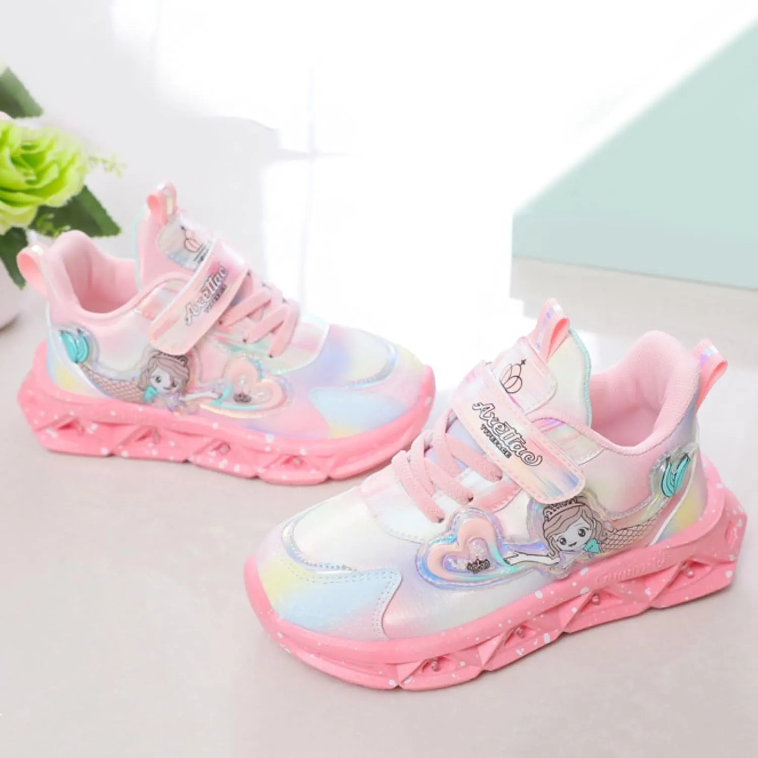 Light Up Shoes for Girls Kids Breathable Flashing Sneakers Lightweight Glowing Athletic Shoes Toddler Cute Sneaker